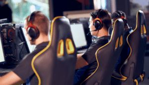 Des streameurs qui commentent une compétitions sur des plateforme comme TikTok et Twitch. 
