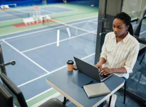 Une jeune étudiant qui travaille dans un des 3 métiers qui recrutent cet été dans le sport business